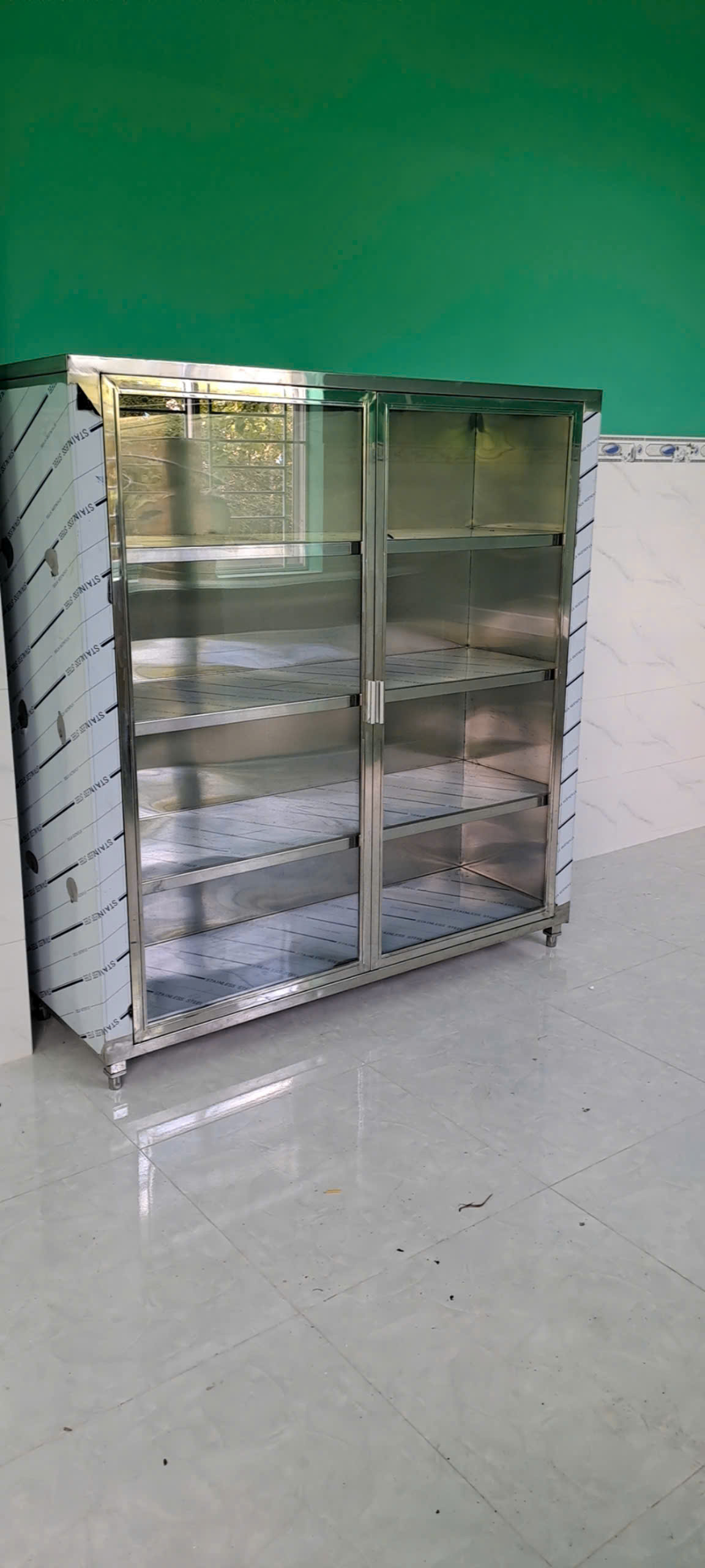 Tủ inox có kính gia công theo yêu cầu